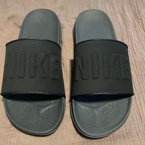Woman’s NikE Slides…